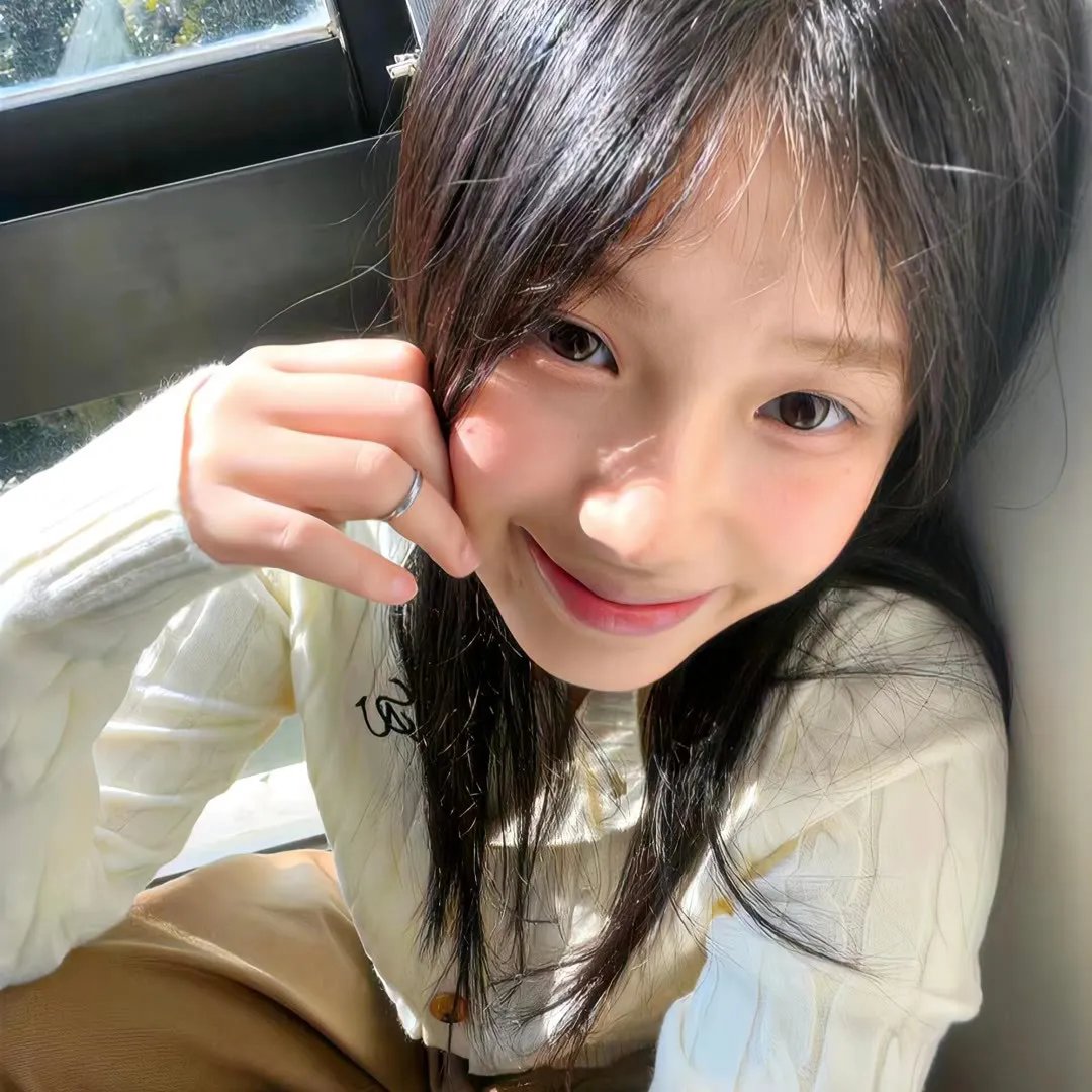 与一位女士合影